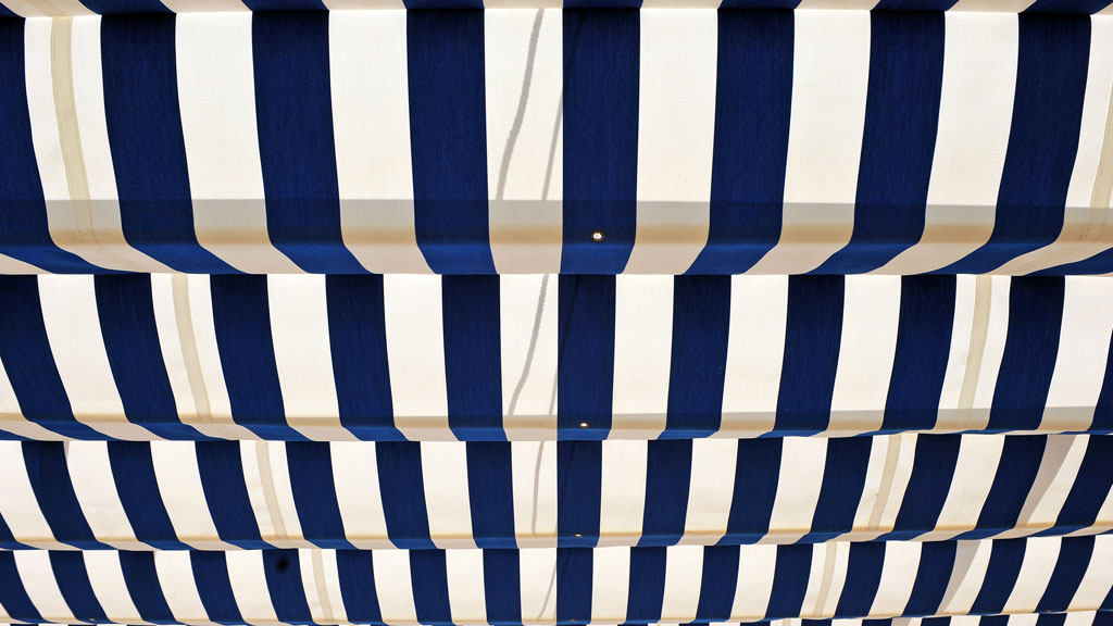 Proyección de sombra de toldo en terraza orientada al oeste