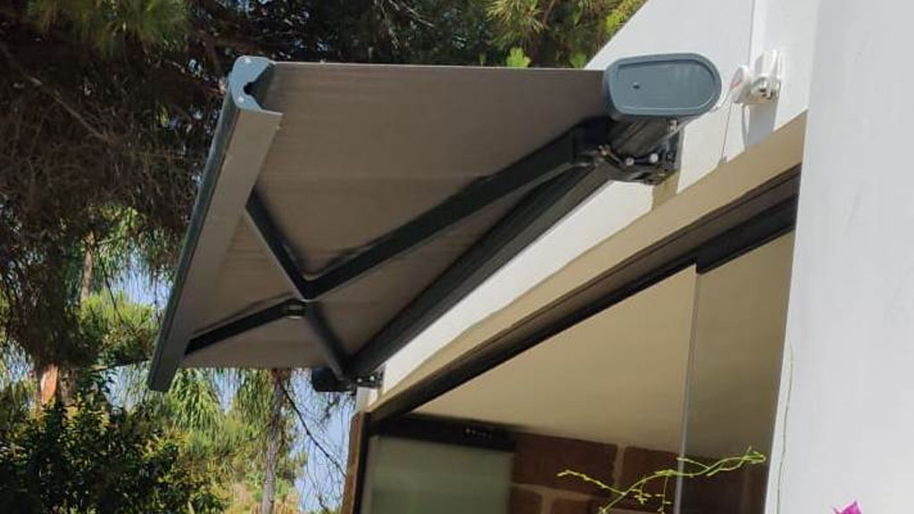 Detalle de cofre de toldo cerrado protegiendo lona enrollada